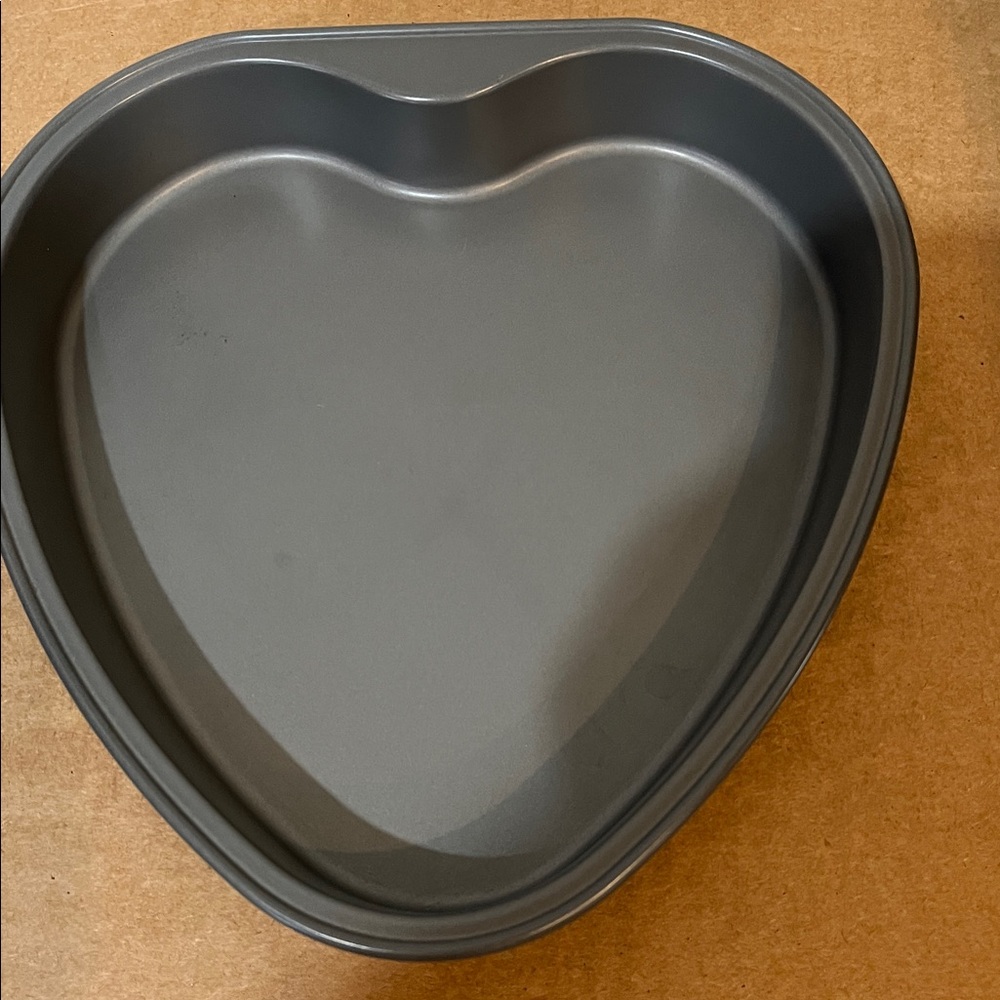Heart-Shaped Bakeware Set - Picture 3 of 8